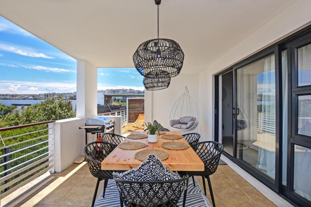 Designer Beachfront In Big Bay With Swimming Pool- 2 Bedroom, 1 Azure * Cape Town